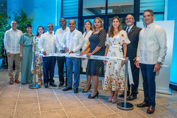 Ejecutivos de Seguros Reservas durante la inauguración de la sucursal La Romana.