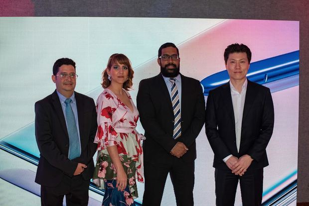 Engelbert Reyes, Dania Hernández, Manuel Corporan y Samuel Kim ejecutivos de Samsung República Dominicana.