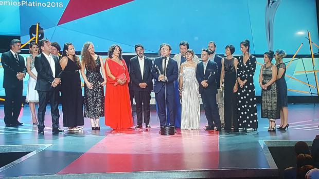 El equipo de Una Mujer Fantástica recibe el Platino a Mejor Película Iberoamericana. 