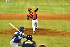 El estadounidense Russell lanza en grande por los Toros en la liga dominicana