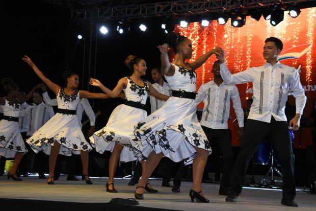 Presentación del Ballet Folklórico Nacional .