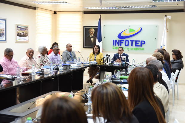 El Director General del INFOTEP junto a gobernadores de la zona fronteriza.