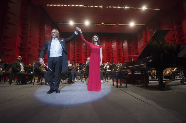 El Maestro José Antonio Molina con la pianista Jie Cheng.