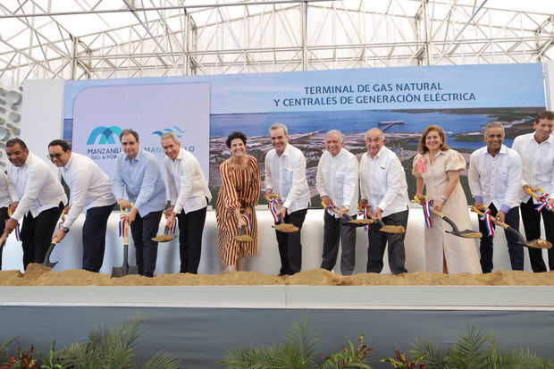 El Presidente Abinader da el primer palazo de la obra, acompañado de altos funcionarios y de representantes de los consorcios Manzanillo Energy y Manzanillo Gas & Power.