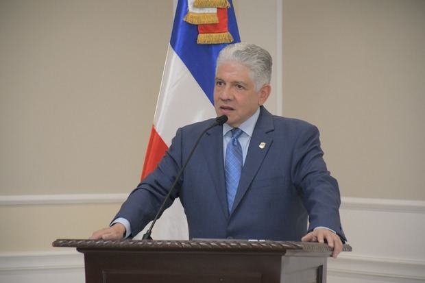 Eduardo Estrella, presidente del Senado en el reconocimiento en el Senado.