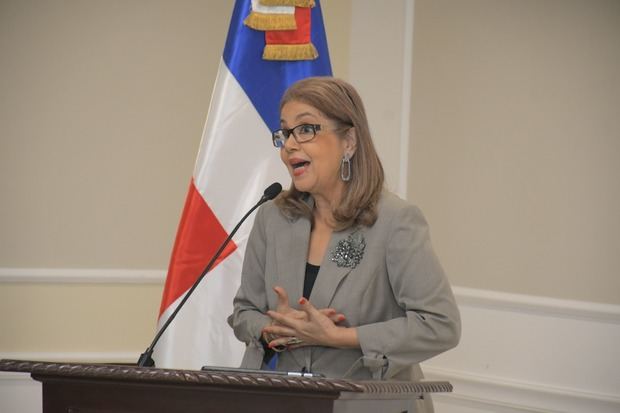 El Senado de la República reconoce a Olga Lara por su trayectoria.
