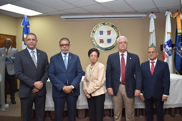 El Sr. Carlos Ortega, Dr. Modesto Guzmán, Sra. Catalina Mota, Dr. José Espaillat y el Sr. Alejandro Viginieri