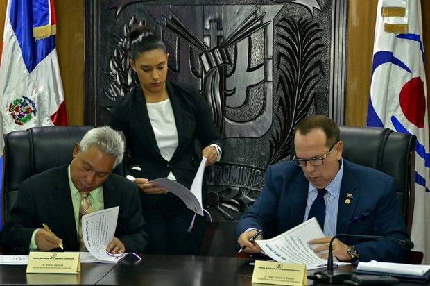 Ministro Isidoro Santana y presidente de la Cámara, Hugo Álvarez Pérez.