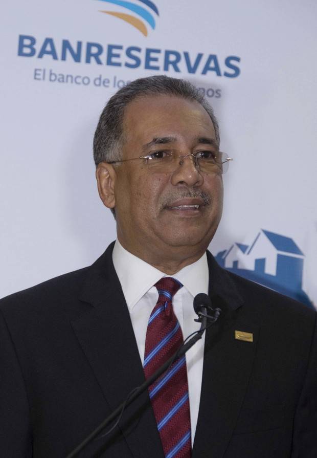 El administrador general de Banreservas, Simón Lizardo Mézquita, destacó el apoyo que realiza esa institución financiera al anhelo de miles de familias de tener un techo propio. 