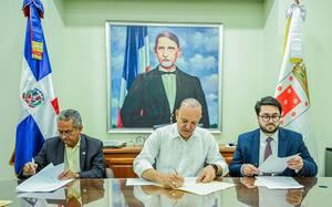El alcalde Ulises Rodríguez, presidente de FEDOFUTBOL, José Francisco Deschamps y Jorge Dominguez firman el acuerdo.