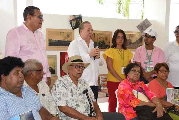 El ministro de Cultura recorre el recinto de la Feria del Libro y la Cultura en Monte Plata.