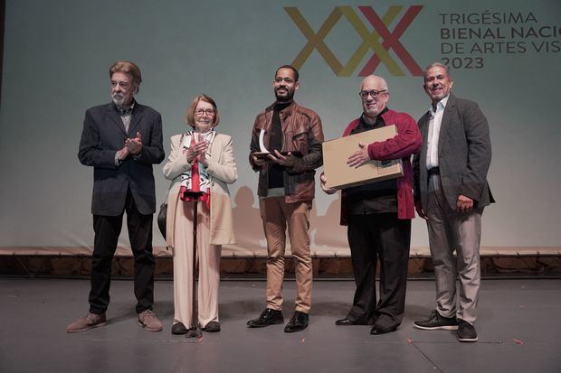 El artista Félix Hernández, fue el ganador de la obra elegida por el público titulada 'Cuando éramos felices y no lo sabíamos'.