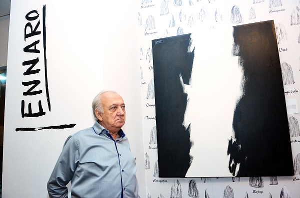 El artista Jennaro González Pacheco al momento de la inauguración de la exposición “Elementalismo Intuitivo”