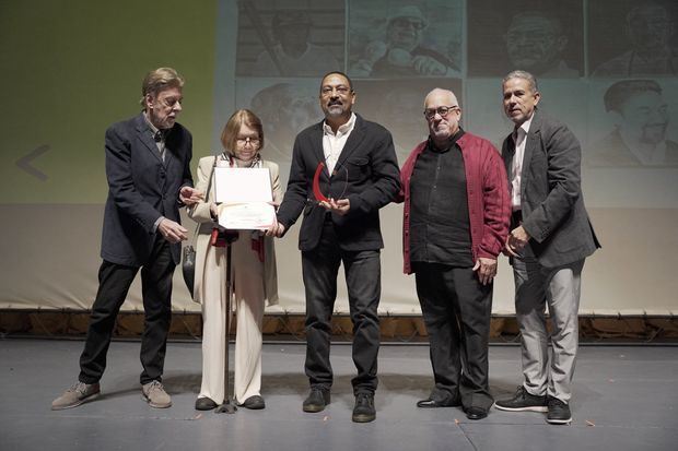 El artista Julio Valdez, ganador del Gran Premio por su obra “Retrato de pandémicos (Políptico – 15)”.