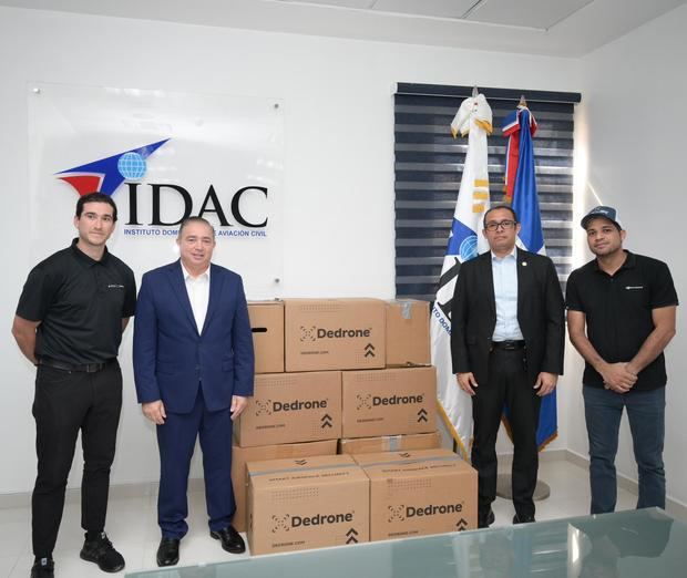 El director general del IDAC en el momento de entregar los equipos al mayor general Jimmy Arias Grullón.