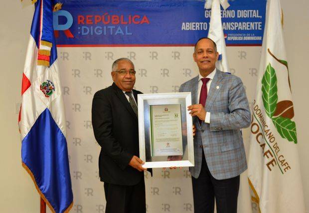 El director general de la OPTIC, ingeniero Armando García realiza la entrega de la certificación NORTIC A3, al ingeniero José Fermín Núñez, director ejecutivo del Codocafé. 