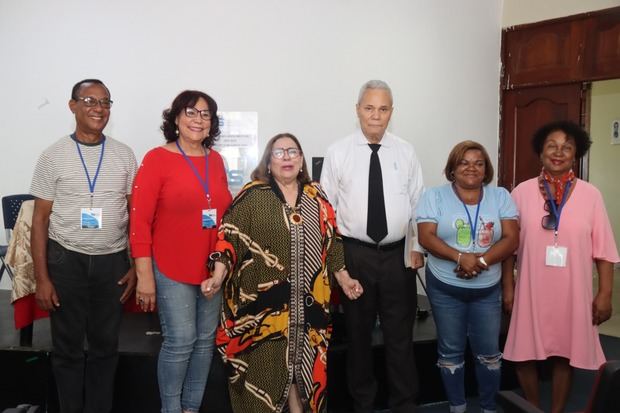 El doctor Neftalif Hernandez, junto a Mirna Pimentel y los miembros de la comision electoral.
