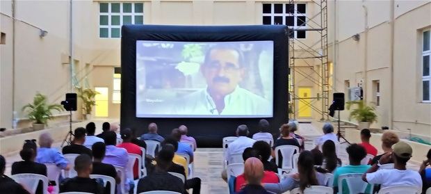 El documental 'Las expediciones de junio' fue visto por decenas de personas en el patio español del Archivo General de la Nación.