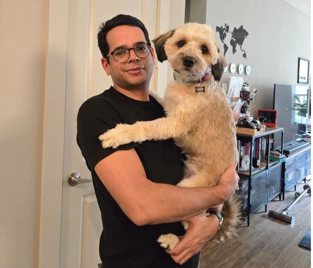 En la imagen se constata la vinculación afectiva de amo y la mascota, que en la práctica se resume en tener en el perro, un miembro de la familia.