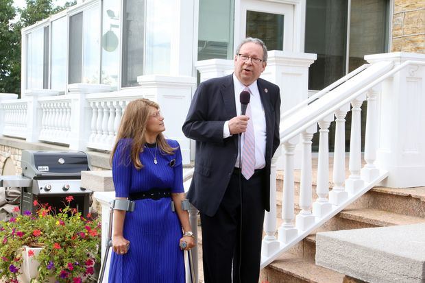 El embajador de EEUU en Canadá David Cohen, habla en el agasajo a Michelle Cohen.