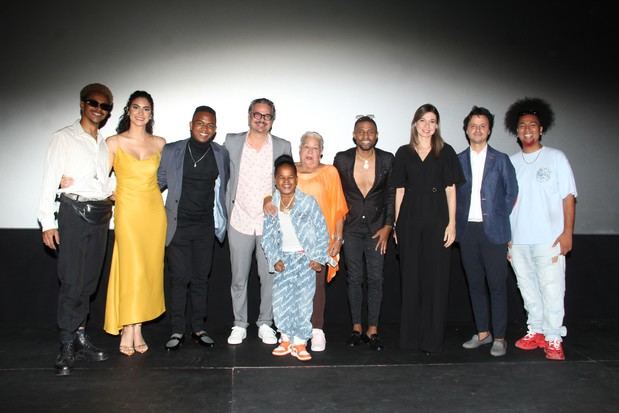 Elenco de actores de Malos Padres junto a Marianna Vargas directora de DGCINE.