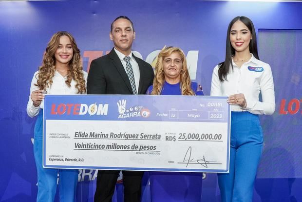 El gerente comercial de Lotedom junto a las modelos, entregan el cheque a la señora Elida María Rodríguez.