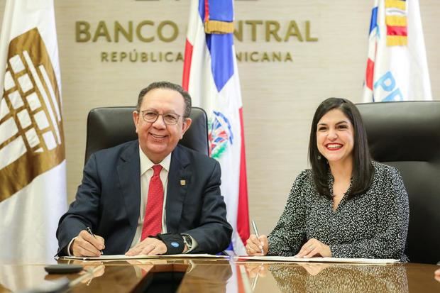 Héctor Valdez Albizu, gobernador del Banco Central y Biviana Riveiro Disla, directora de ProDominicana.