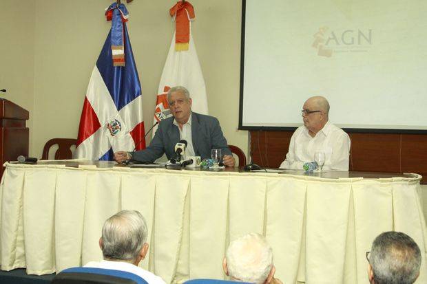 Eliades Acosta Matos presentó la campaña educativa Todos Podemos Hacer Historia, junto a Roberto Cassá,