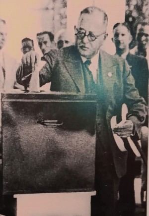 El licenciado Jacinto Bienvenido Peynado vota en 1938.