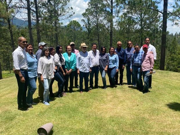 El ministro de Medio Ambiente Miguel Ceara Hatton junto a la famia De Moya Loveras en visita realizada en su finca de Corcito.