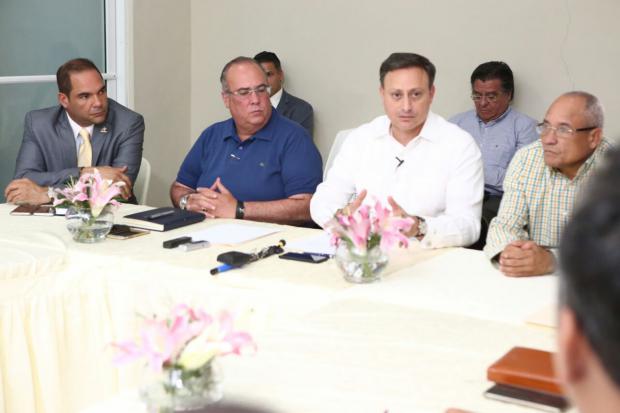 El procurador Jean Rodríguez encabezó el encuentro junto al senador Charlie Mariotti y al gobernador provincial Nicio Rosario.