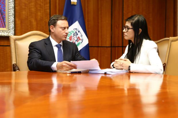 El procurador Jean Rodríguez  durante la reunión de trabajo con la fiscal Olga Diná Llaverías  en la cual la apoderó para realizar las labores de investigación. 