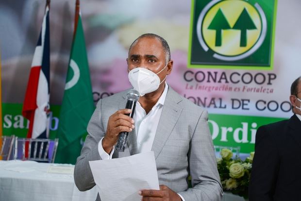 El profesor Julito Fulcar durante la presentacion de su gestion 2003-2019 al frente de CONACOOP. - copia