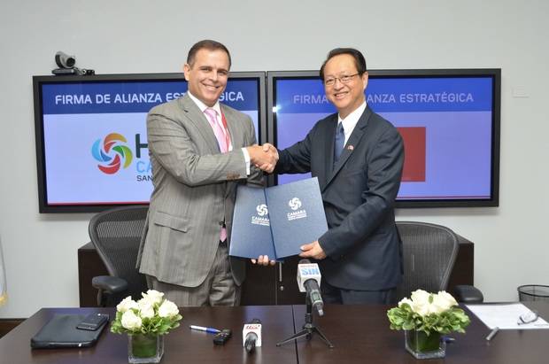 El señor Jochi Vicente y el embajador Valentino Tang, tras la firma del acuerdo.