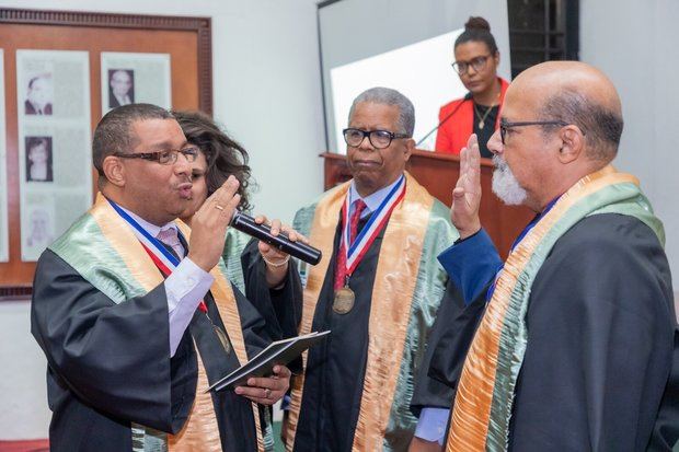 El vicepresidente de la ACRD, doctor Modesto Cruz, toma el juramento.