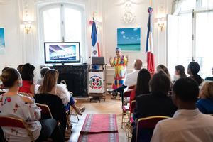 Invitados durante la conferencia Folklore e Identidad en la embajada de la República Dominicana en Francia.