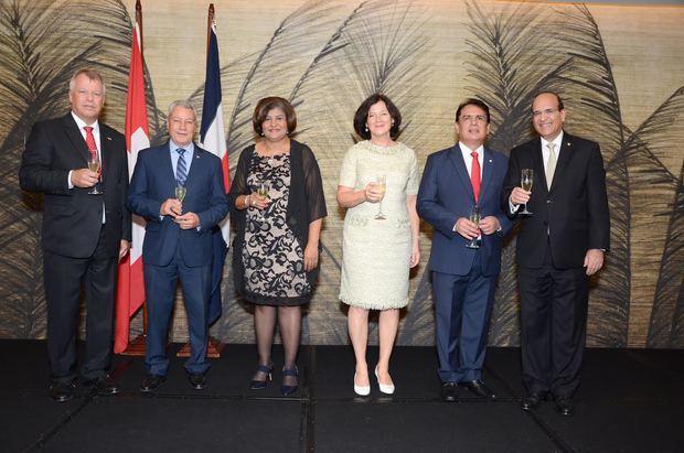 S.E. Sr. Urs Schnider, Embajador de Suiza, Sr. Nelson Toca, Ministro de Industria y Comercio, Sra. Nelly Pérez, Viceministra de Relaciones Exteriores
Sra. Edith Schnider, S.E. Sr. Pedro Sánchez Leguizamón, Embajador de Paraguay, Sr. Julio César Castaños, Presidente JCE.