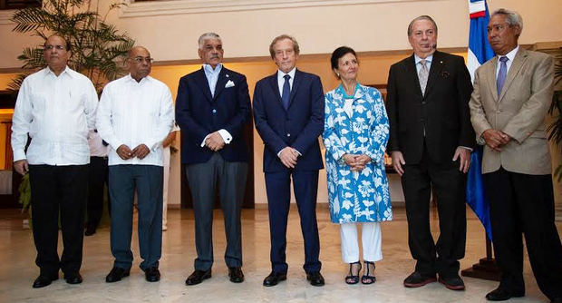 Julio César Castaños Guzmán, presidente de la Junta Central Electoral; Milton Ray Guevara, presidente del Tribunal Constitucional; Miguel Vargas Maldonado, Ministro de Relaciones Exteriores; Embajador Didier y su esposa Elisabeth Lopinot; Eduardo Selman, Ministro de Cultura, e Isidoro Santana, Ministro de Economía, Planificación y Desarrollo.