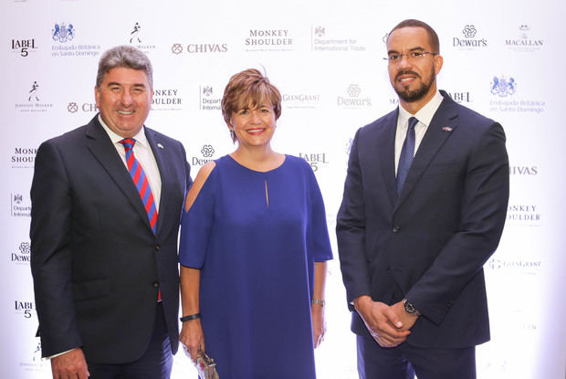 Embajador Chris Campbell, Sharon Campbell y Gerson Pérez.