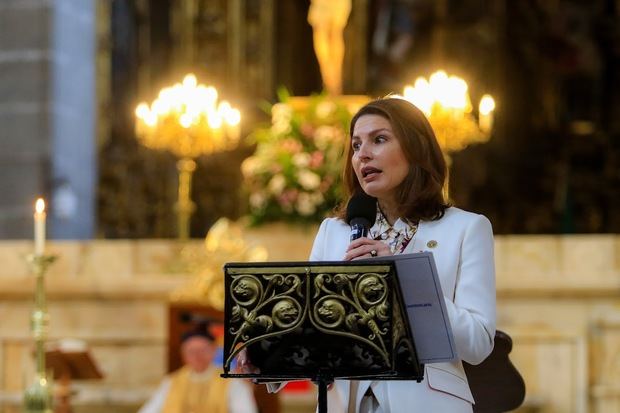 La Embajadora María Isabel Castillo Báez dirigió un mensaje donde expresó que era la tercera ocasión que conmemora junto la comunidad dominicana a nuestra Virgen.