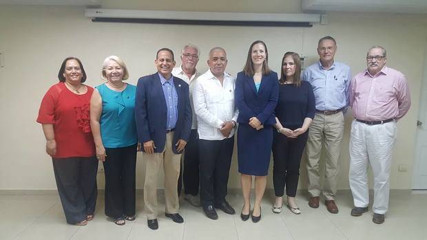 La embajadora de Canadá y participantes en la reunión.