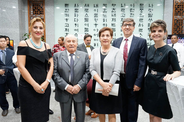 Sra. Karabatak ,el embajador de Ecuador, Sr. Manuel Enrique Cadena y su esposa y la La embajadora de Turquía,Didem Ela Görkem.