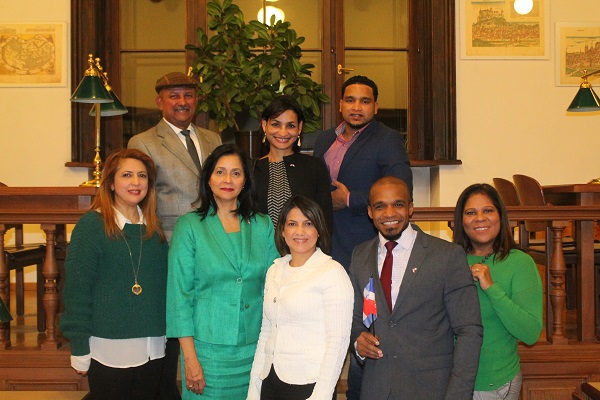 Embajadora junto a miembros de la comunidad dominicana en Viena 