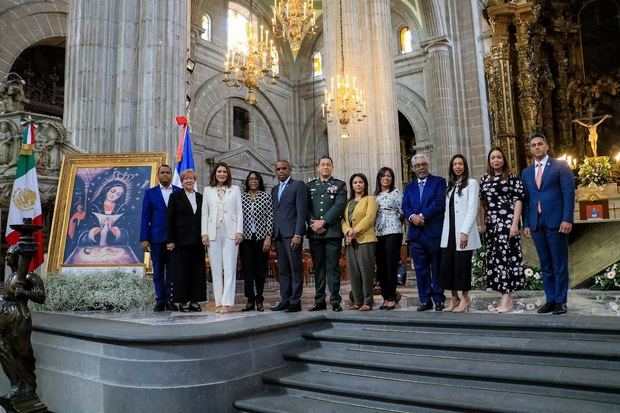 La Embajadora María Isabel Castillo Báez junto a funcionarios de la Embajada.