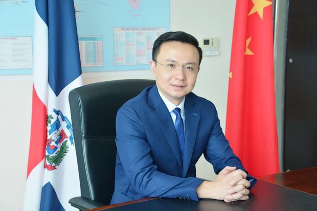 Embajador  de la Republica China en RD, Zhang Run.