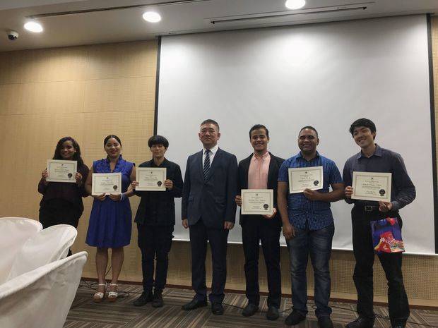 Embajador Byung-yun Kim junto a los Ganadores.