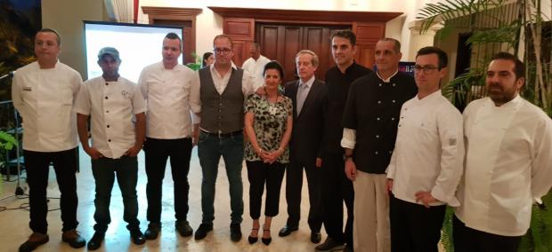 Embajador y parte de los chefs participantes