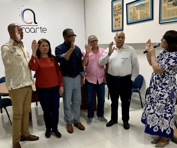 Emelyn Baldera, presidente de Acroarte juramenta a la Junta de Elecciones frente de la Asamblea de miembros. 