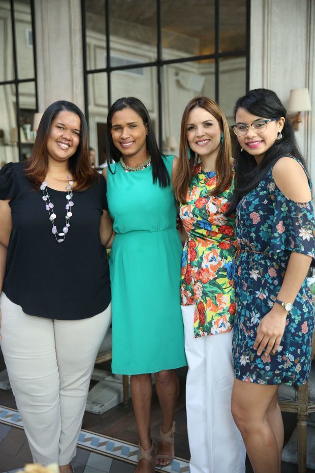 Emily Espinosa, Susan Santos , Darling Burdiez y Mariel Ciprián.