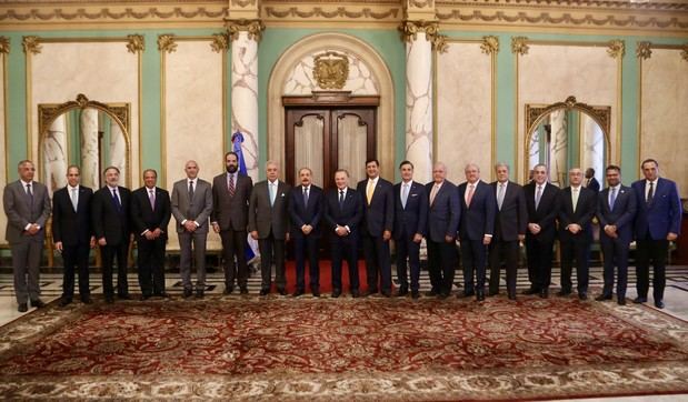 El presidente Danilo Medina acompañado de empresarios del país, durante visita de cortesía en el Palacio Nacional.